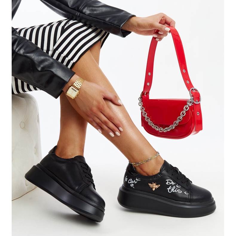 Chaussures en cuir noir avec boucle décorative le noir 1