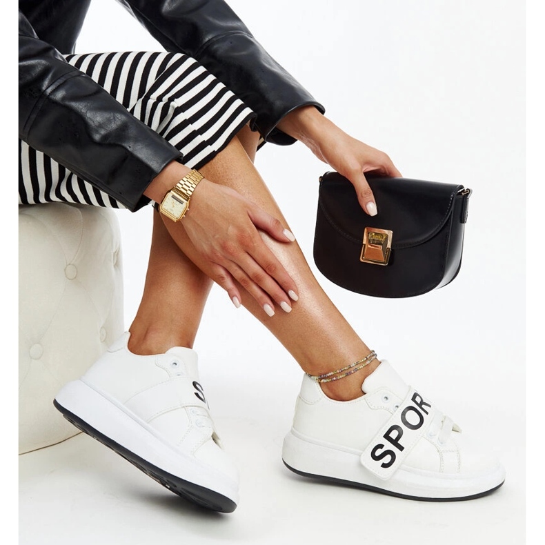 Chaussures en cuir bleu avec boucle décorative blanche 1