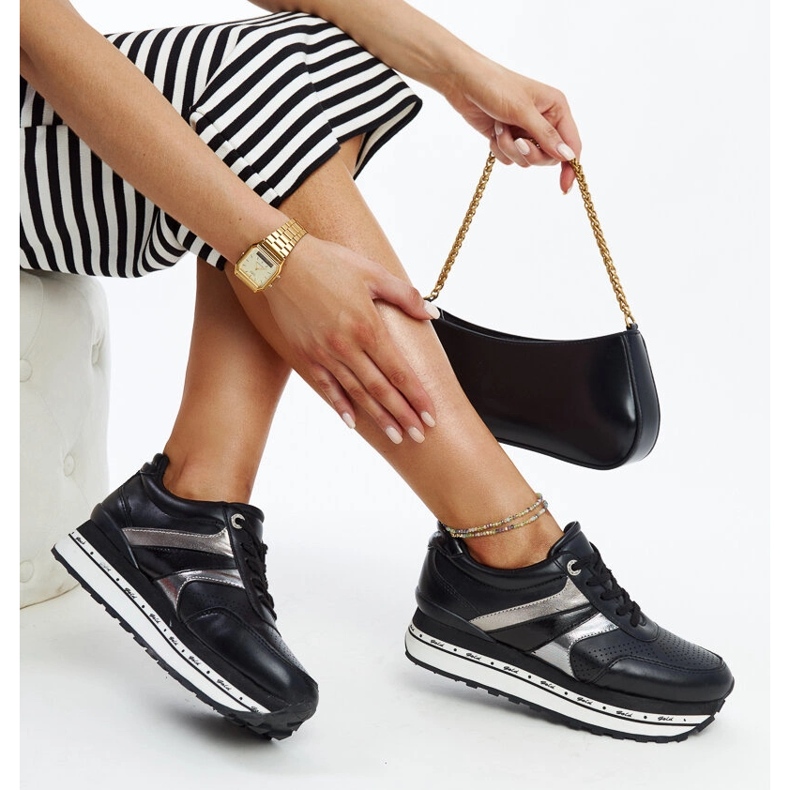 Chaussures en cuir noir avec boucle décorative 1