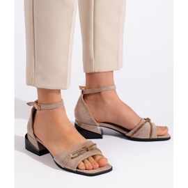 Goodin Sandales à talons bas en daim beige foncé 1