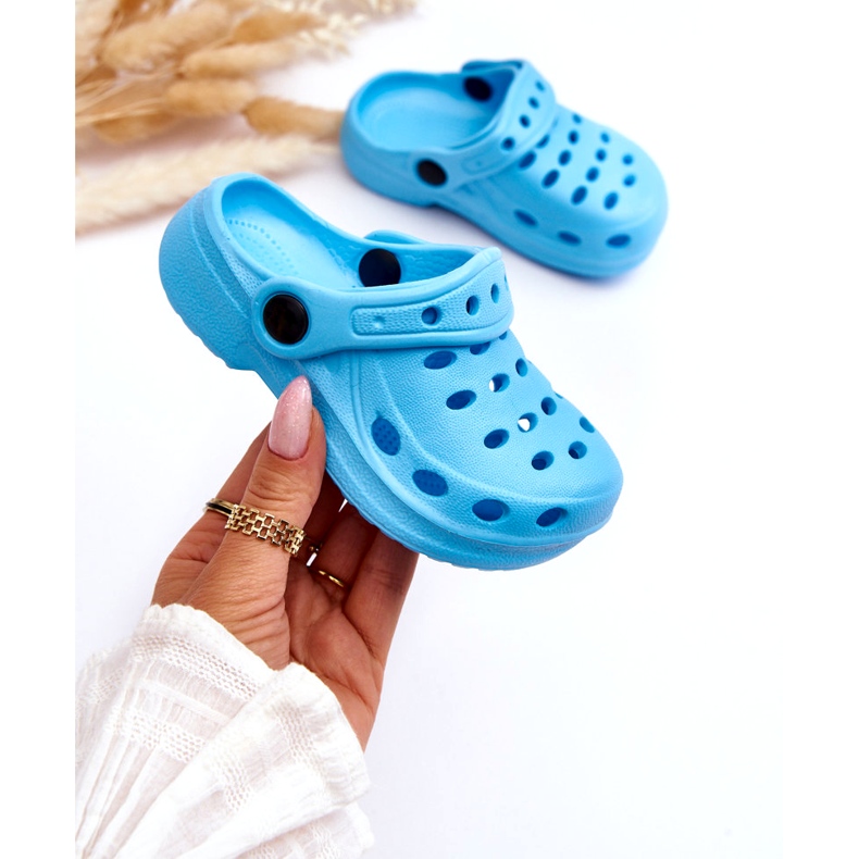Les tongs en mousse bleu clair 3