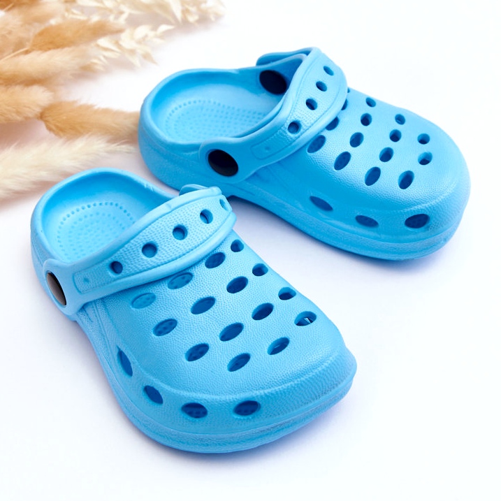 Les tongs en mousse bleu clair 2