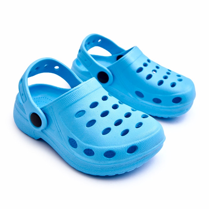 Les tongs en mousse bleu clair 1