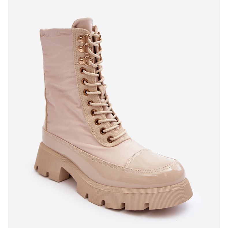 Bottes de travail isolées beiges sur talon plat par Saranema 2