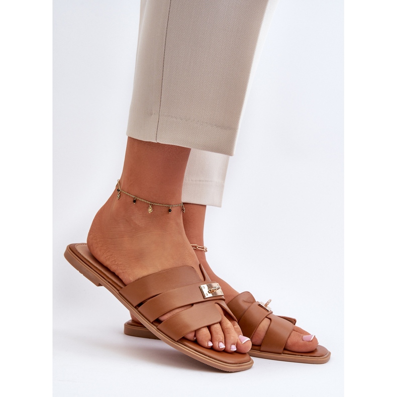 Tongs plates pour femmes avec décoration Kavinia camel brun 2