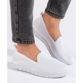Enfiler des baskets blanches 1