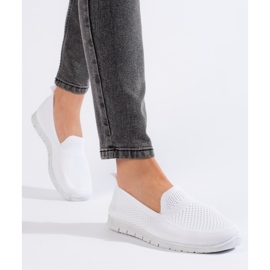 Enfiler des baskets blanches 2