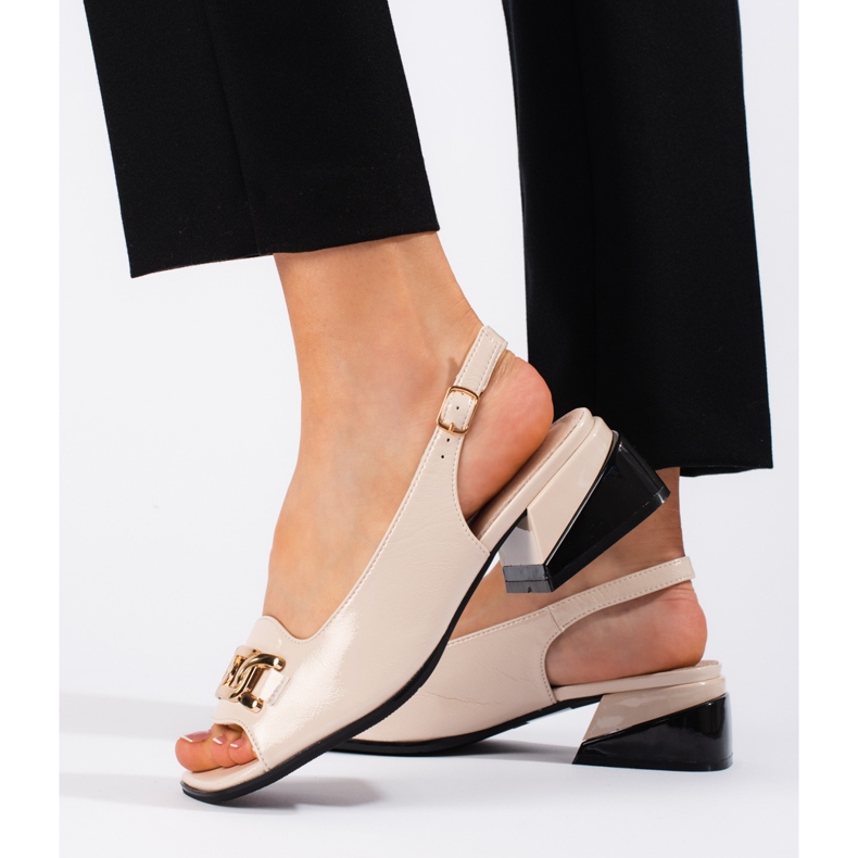 Goodin Sandales à talons bas en cuir verni beige 2 Goodin Sandales à talons bas en cuir verni beige 2