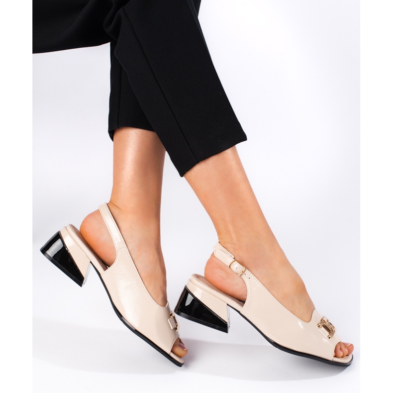 Goodin Sandales à talons bas en cuir verni beige 1 Goodin Sandales à talons bas en cuir verni beige 1