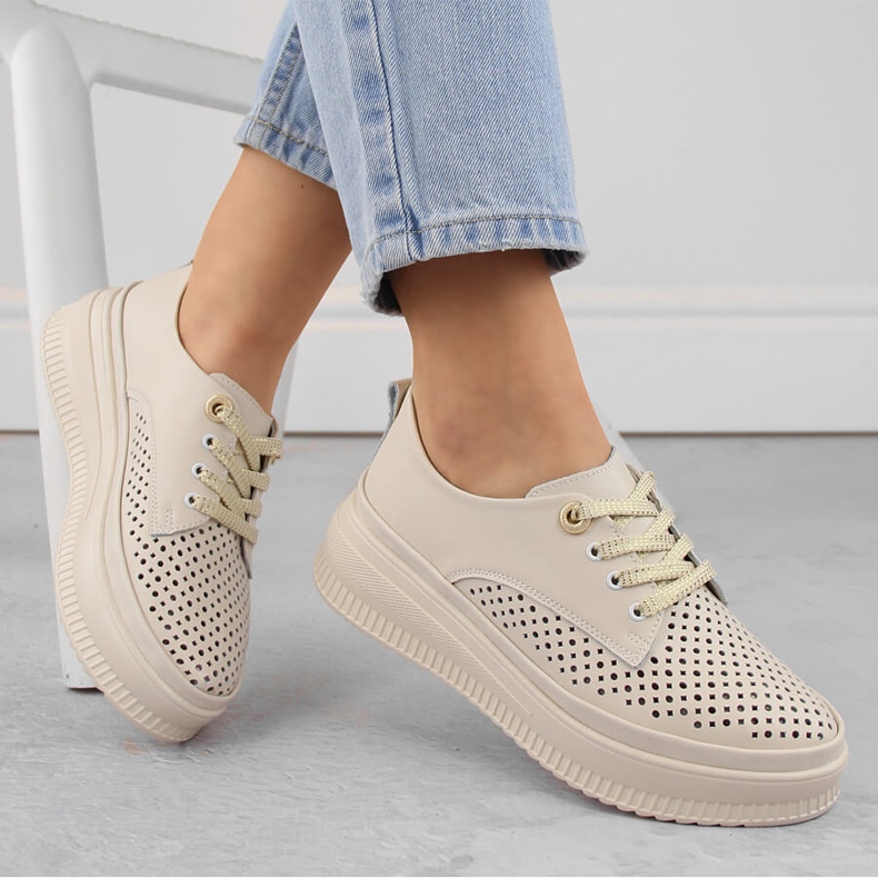 Chaussures femme en cuir ajouré sur plateforme, beige Artiker 54C1707 1