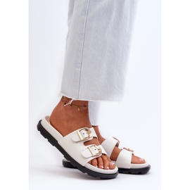 Tongs en cuir écologique avec boucles pour femmes, blanc Valmira blanche 2 Tongs en cuir écologique avec boucles pour femmes, blanc Valmira blanche 2