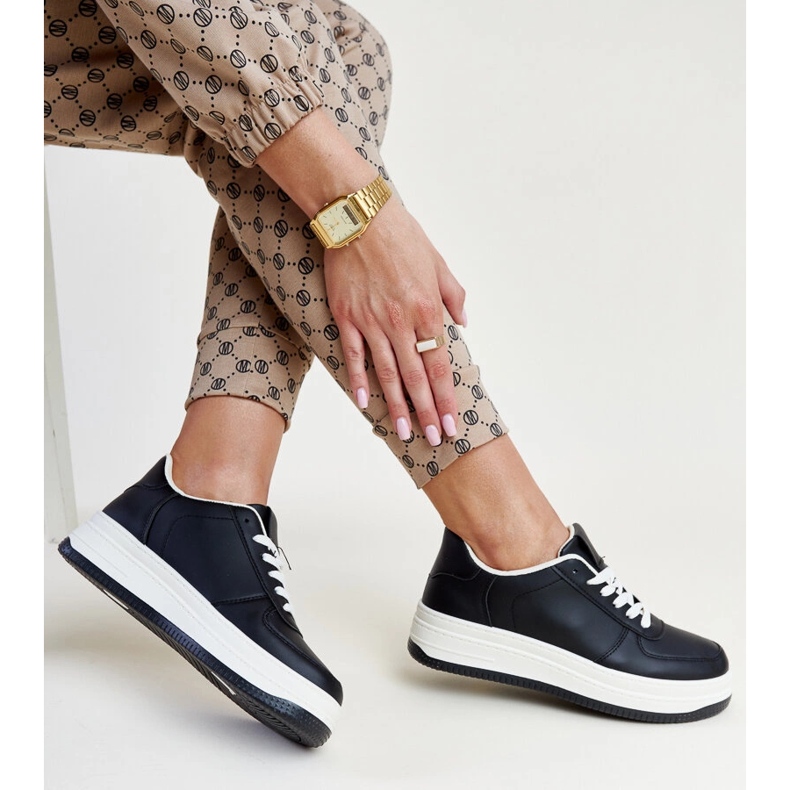 Baskets noires sur la plateforme Cvita le noir 1