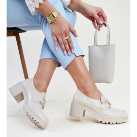 Chaussures beiges avec empiècement en cuir de Vinceza 1