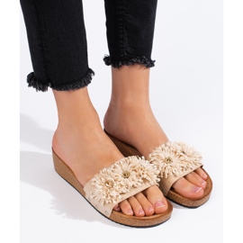 Chaussons femme en daim beige à fleurs 2