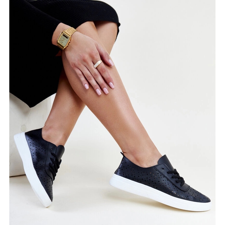 Baskets Manoek noires ajourées 1