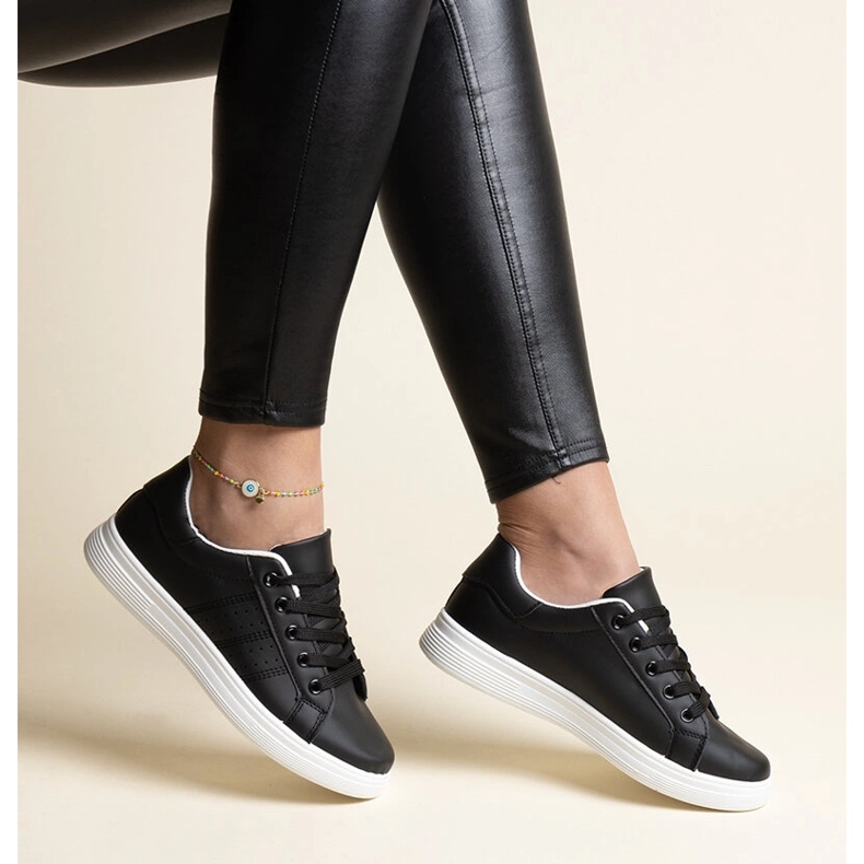 Baskets blanches en éco-cuir par Cathleen 1