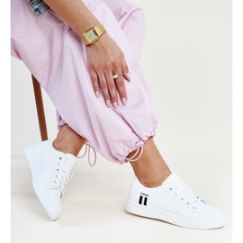 Baskets blanches en éco-cuir par Devona 1