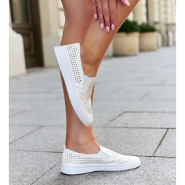 Baskets slip-on ajourées beiges par Dafina 1