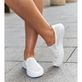 Baskets slip-on ajourées beiges par Dafina 2