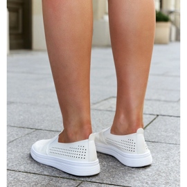 Baskets slip-on ajourées beiges par Dafina 3