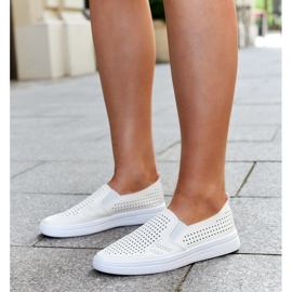 Baskets slip-on ajourées beiges par Dafina 4