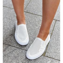 Baskets slip-on ajourées beiges par Dafina 5