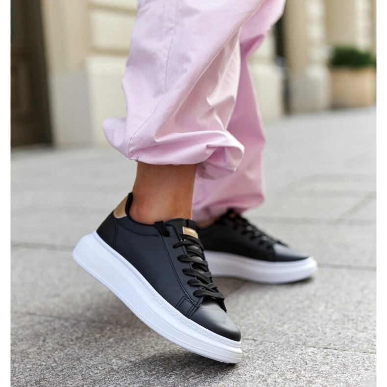 Baskets noires à semelle épaisse Ivalu le noir 1