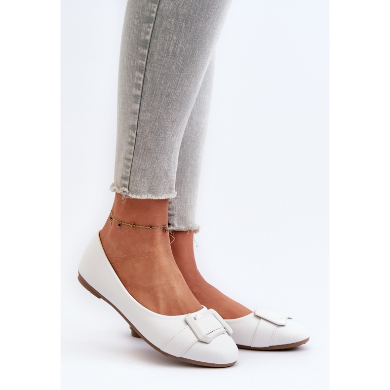 Ballerines en cuir écologique blanc avec ceinture et décoration Cadwenla 2