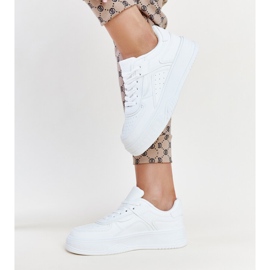 Baskets blanches avec une semelle Intis plus épaisse 3