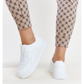 Baskets blanches avec une semelle Intis plus épaisse 4