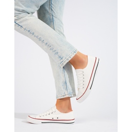 BM Des baskettes blanches 2