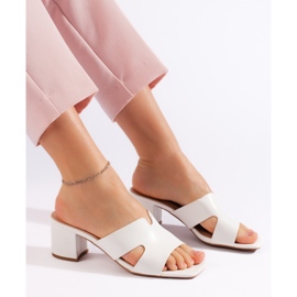 Tongs à talons hauts pour femmes blanches 1