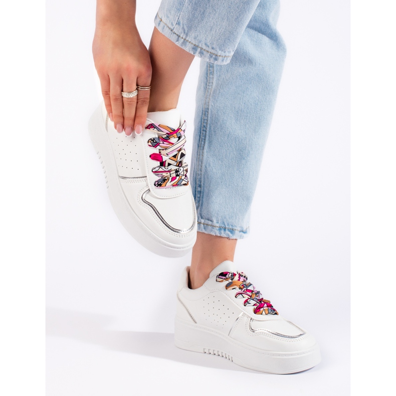 Baskets femme blanches nouées avec un ruban 1