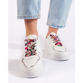 Baskets femme blanches nouées avec un ruban 3
