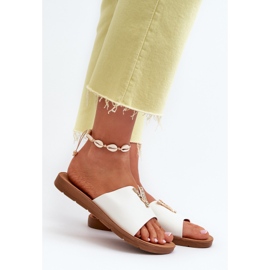 Tongs pour femmes à semelle plate avec décoration, cuir écologique, blanc Makia blanche 2 Tongs pour femmes à semelle plate avec décoration, cuir écologique, blanc Makia blanche 2