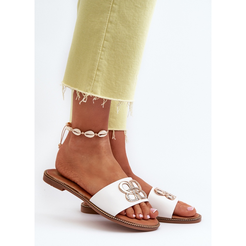 Tongs pour femmes avec décoration en cuir écologique sur talons plats, blanc Sadria 2