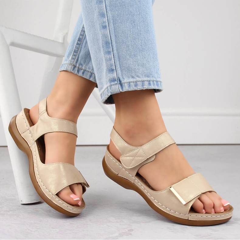 Sandales confortables pour femmes avec velcro, beige eVento 0146 1