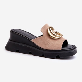 Vinceza Tongs pour femmes en suède écologique sur une semelle compensée et une plateforme avec une décoration dorée, beige Iaria 1 Vinceza Tongs pour femmes en suède écologique sur une semelle compensée et une plateforme avec une décoration dorée, beige Iaria 1
