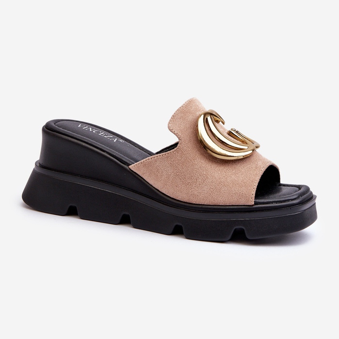 Vinceza Tongs pour femmes en suède écologique sur une semelle compensée et une plateforme avec une décoration dorée, beige Iaria 1 Vinceza Tongs pour femmes en suède écologique sur une semelle compensée et une plateforme avec une décoration dorée, beige Iaria 1
