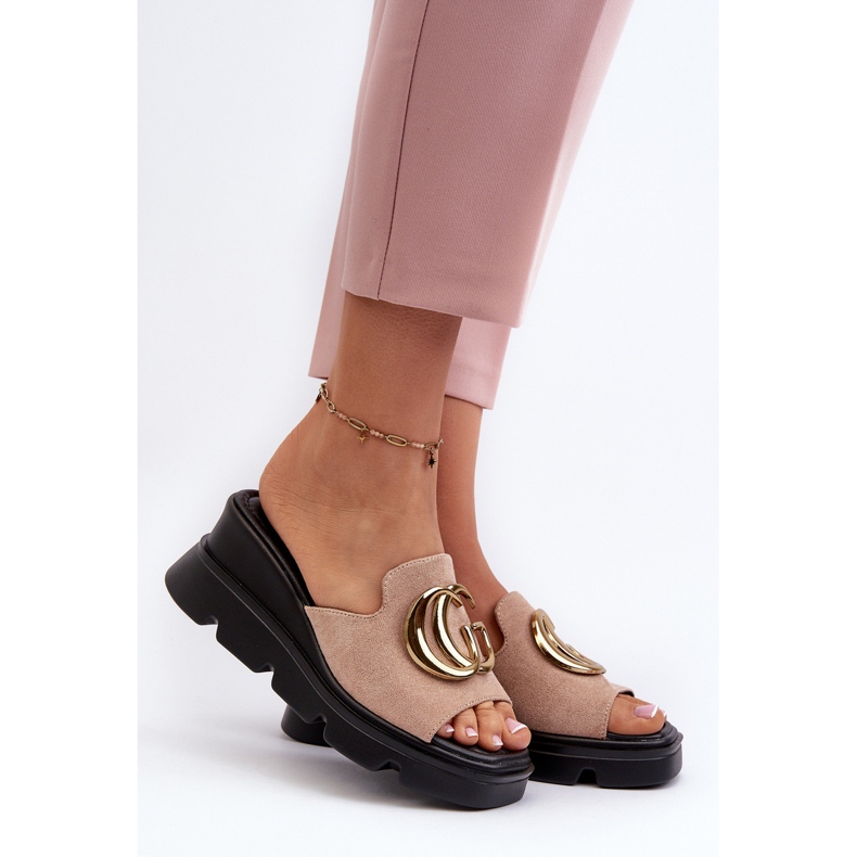 Vinceza Tongs pour femmes en suède écologique sur une semelle compensée et une plateforme avec une décoration dorée, beige Iaria 2