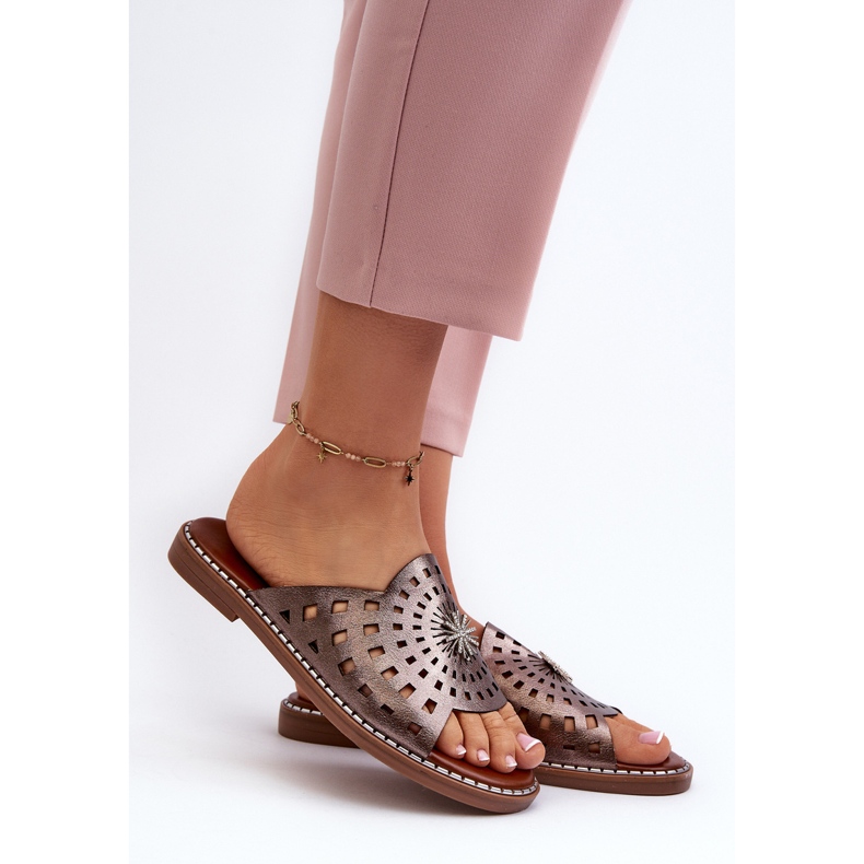 Tongs brillantes à talon plat pour femmes avec décoration en cuivre Ebirena brun 2