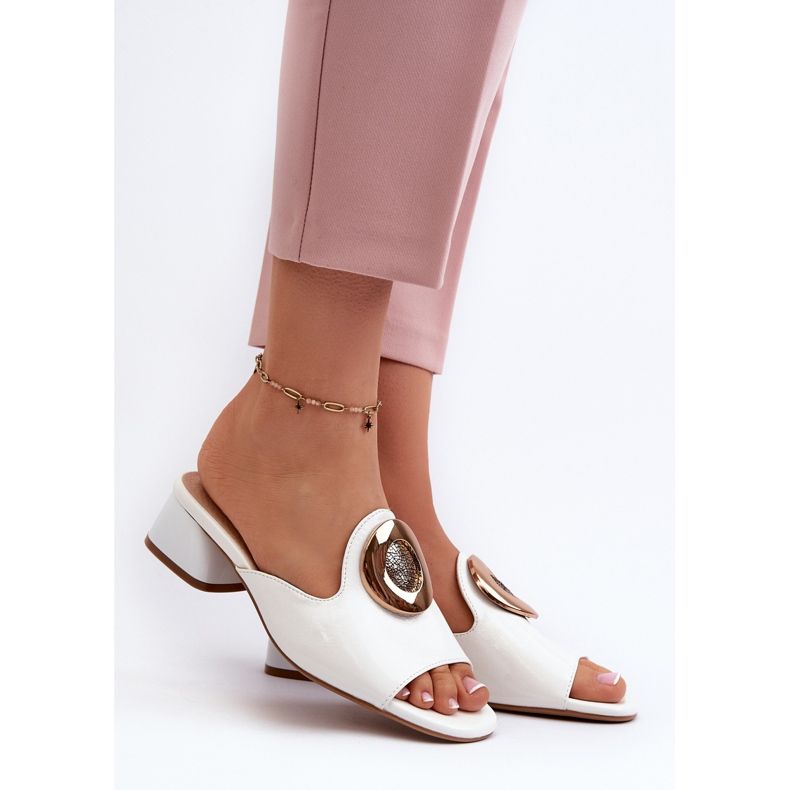 Tongs élégantes à talon bas pour femmes avec décoration dorée, blanc Uzimila blanche 2 Tongs élégantes à talon bas pour femmes avec décoration dorée, blanc Uzimila blanche 2