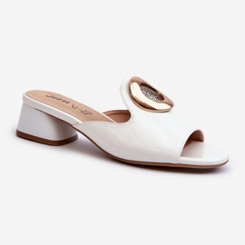 Tongs élégantes à talon bas pour femmes avec décoration dorée, blanc Uzimila blanche 1