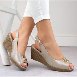 Sandales compensées femme avec décoration, beige Vinceza 58300 1