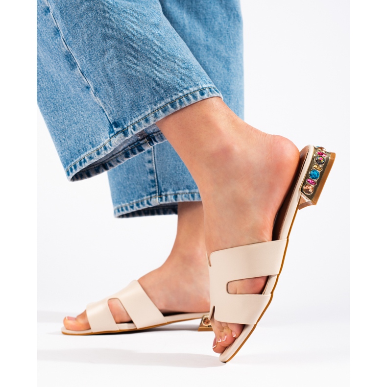 Claquettes plates femme beiges 1