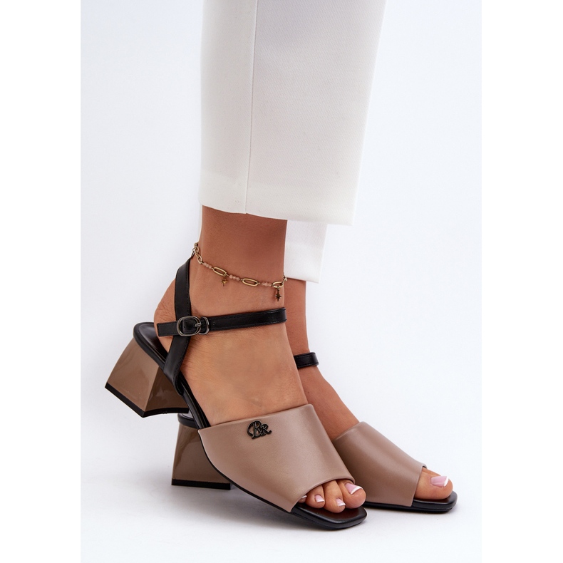 Vinceza Sandales élégantes pour femmes en cuir écologique sur bloc, beige Vattima 2 Vinceza Sandales élégantes pour femmes en cuir écologique sur bloc, beige Vattima 2