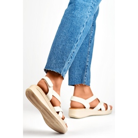 Sandales femme blanches confortables à talon bas 2