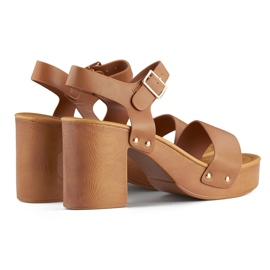 Sandales marron à talon plateforme en bois brun 1