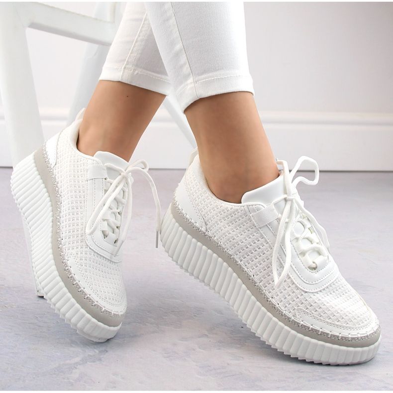 Chaussures de sport à plateforme pour femmes, blanches McBraun 23219 1 Chaussures de sport à plateforme pour femmes, blanches McBraun 23219 1