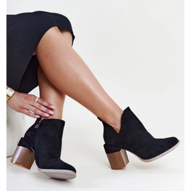 Bottines isolées asymétriques noires par Nadica 1